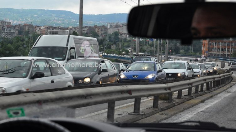 Катастрофа задръсти Аспаруховия мост, има ранен