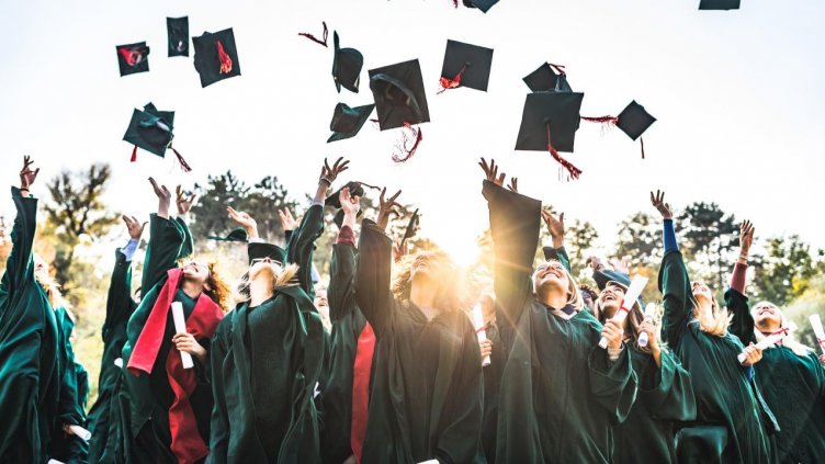 Работодателите искат по-малко висшисти