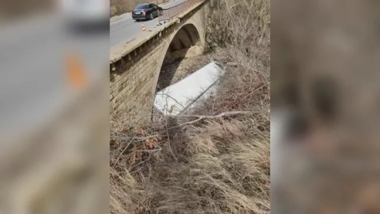 Тир падна в река, шофьорът загина