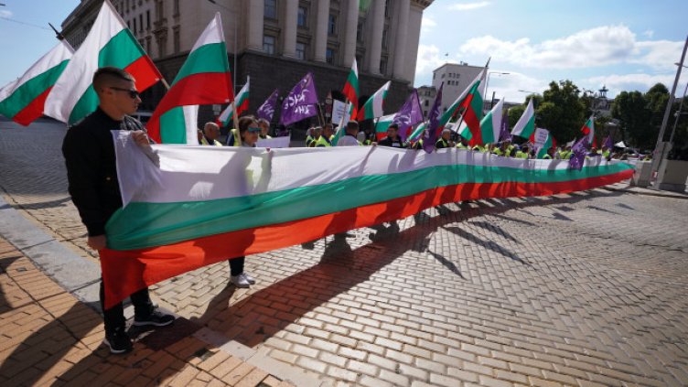 „Автомагистрали – Черно море“ протестираха в центъра на София