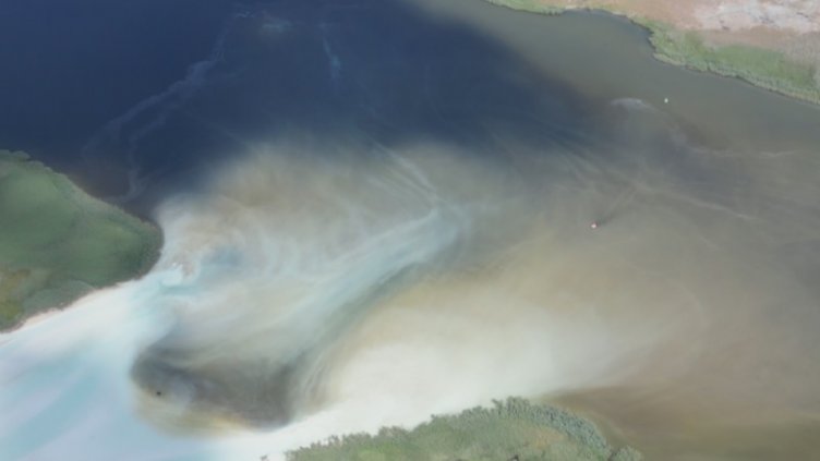 Тонове варовик се изливат в Белославското езеро