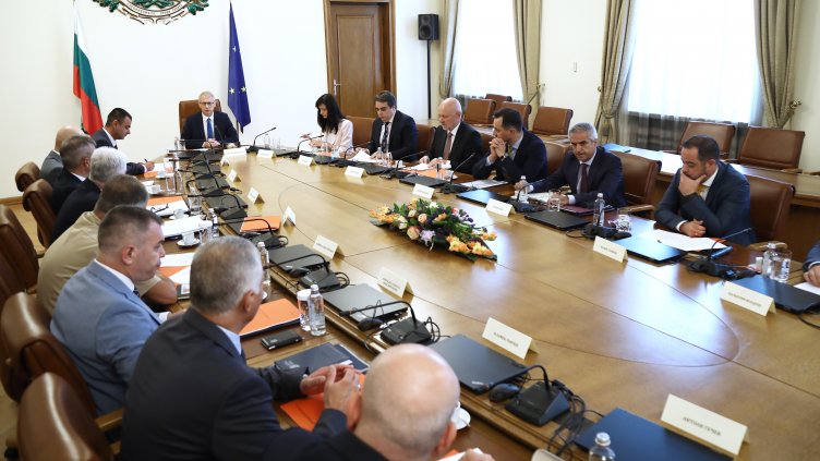 Подготвя се график за поетапен преход на рафинерията на „Лукойл“ към неруски петрол