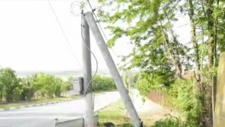 Бременна загина на място след удар в електрически стълб