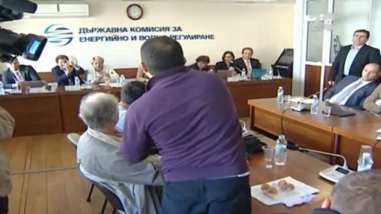 Съдят мъжа, мятал яйца по енергийната комисия