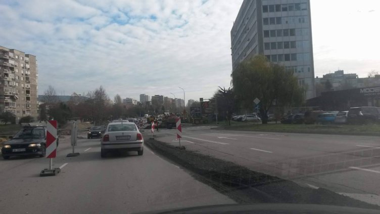 Затвориха едното платно на бул. „Ян Палах“