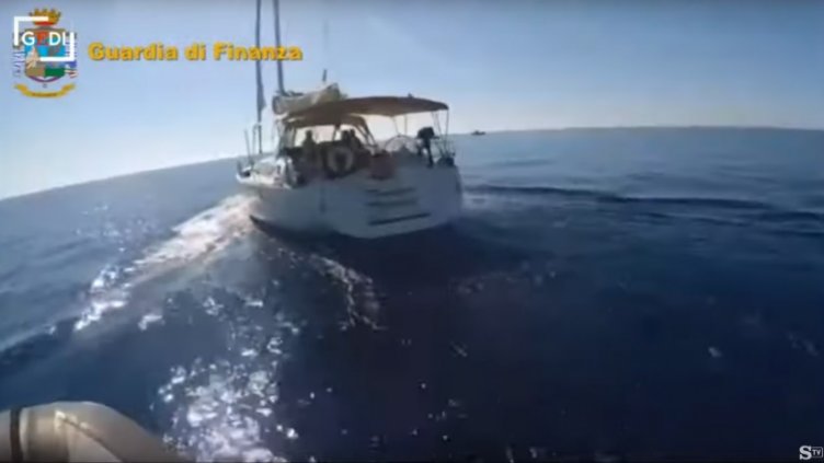 Задържаха яхта с трима българи и 6 т хашиш край Палермо (Видео)