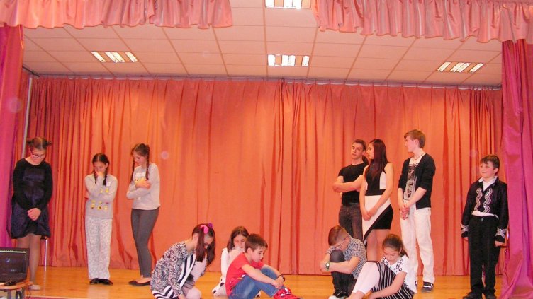 Театралната студия на руски език „Синяя птица” в СУ „Гео Милев” навърши 15 години