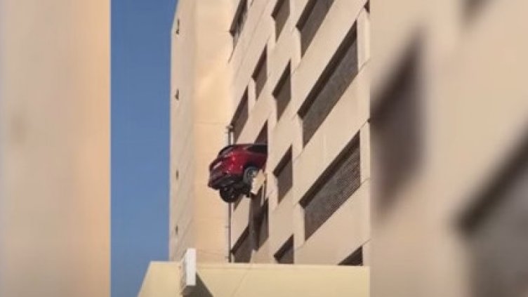 Шофьорка обърка скоростите на колата и... (ВИДЕО)