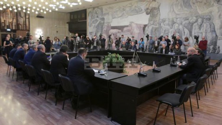 Депутати се срещаха с Инициативния комитет за референдума