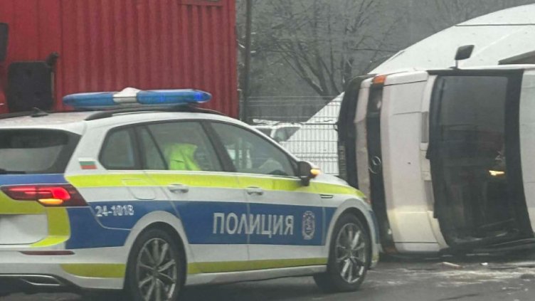 Микробус се обърна след сблъсък с автобус