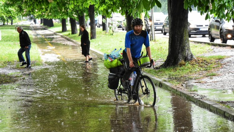 Проливният дъжд не успя да уплаши датски пътешественик