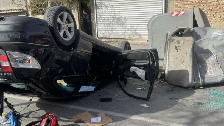 Кола се обърна по таван до Зеленчуковата борса във Варна