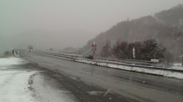 АПИ: Не тръгвайте с летни гуми към планинските проходи