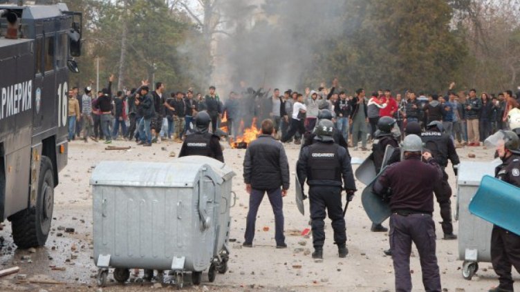 Арест за още 18 души след погрома в Харманли