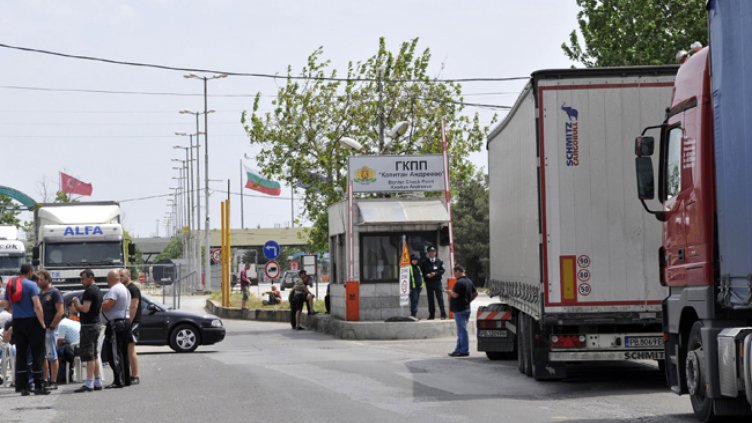 Борисов бесен на митничарите: Свиват фунийките и събират парата