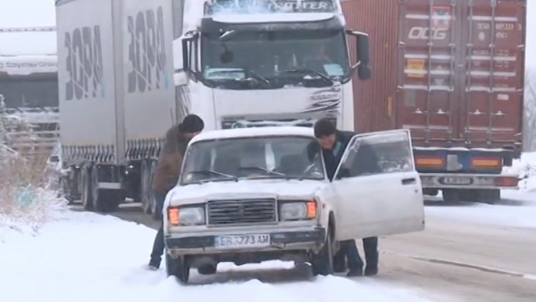 Бойко закъса с "Лада"-та си в преспите на Северна България