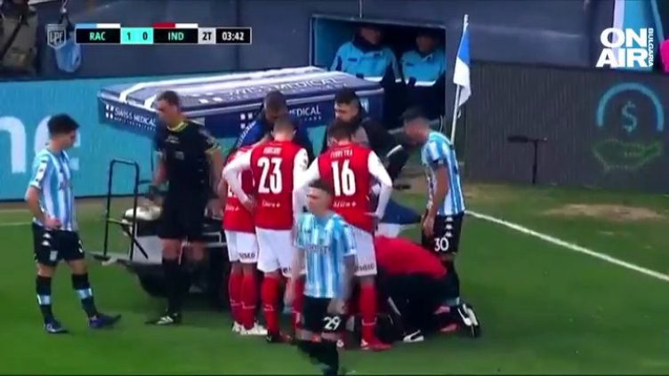 Необичайна сцена: Хвърлена от трибуните риба нокаутира футболист ВИДЕО