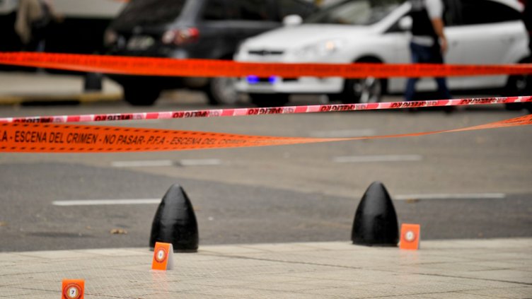 Единадесет души загинаха при стрелба в бар