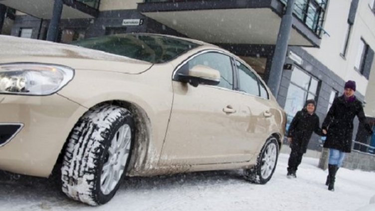 Зимата и колата: Защо по-малко износените гуми трябва да са отзад?