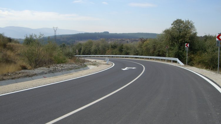 Мъже от аварирал автомобил задигнали 1240 лева от притекъл се на помощ