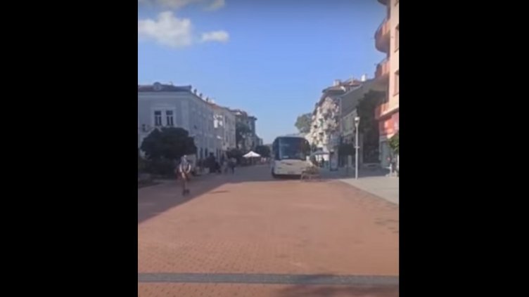 Автобус се разходи по пешеходната зона на Варна (ВИДЕО)