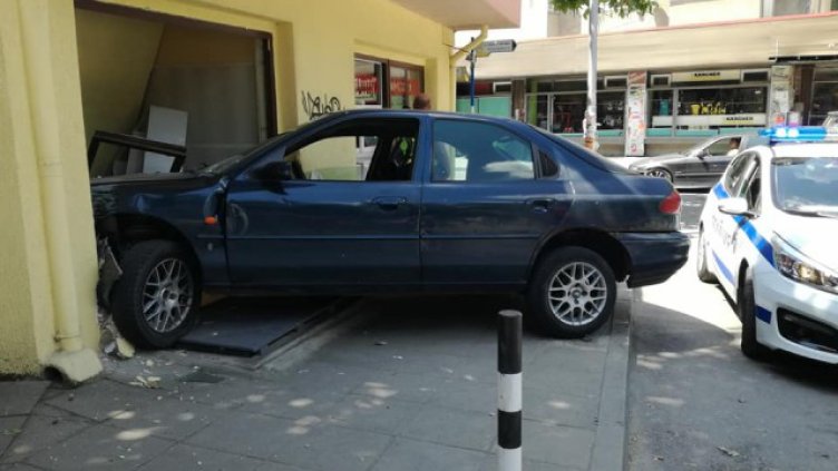 Кола се вряза в сграда в центъра на Благоевград 