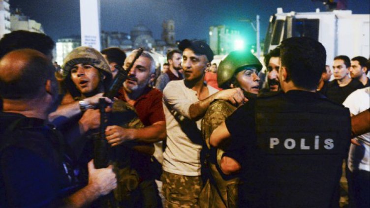 За преврата в Турция, ислямизацията и демокрацията