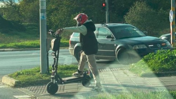 Дете фучи с тротинетка във Варна, минава на червено