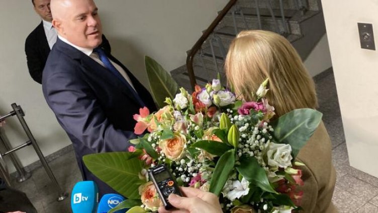 Гешев дари Йорданова с букет, тя му поиска оставката