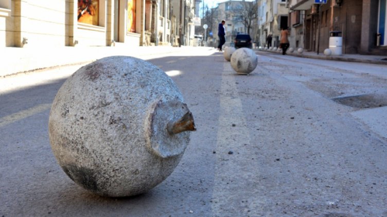 Откраднаха две антипаркинг топки от улица „Преслав“