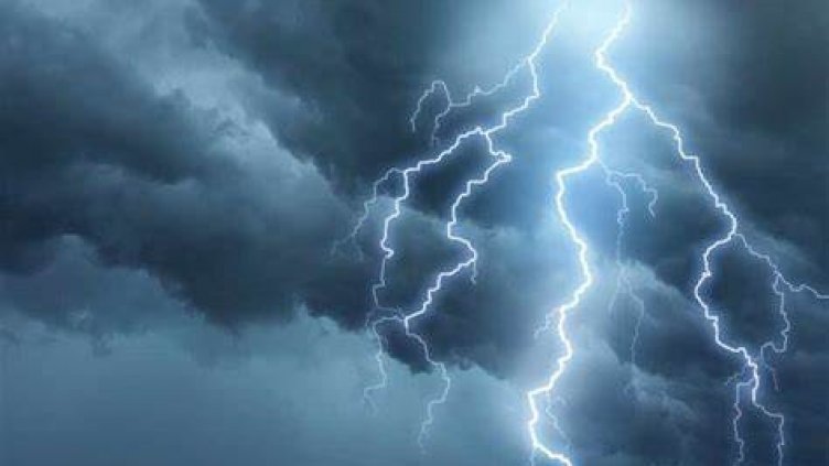 При гръмотевична буря - стойте в колата, ако сте навън