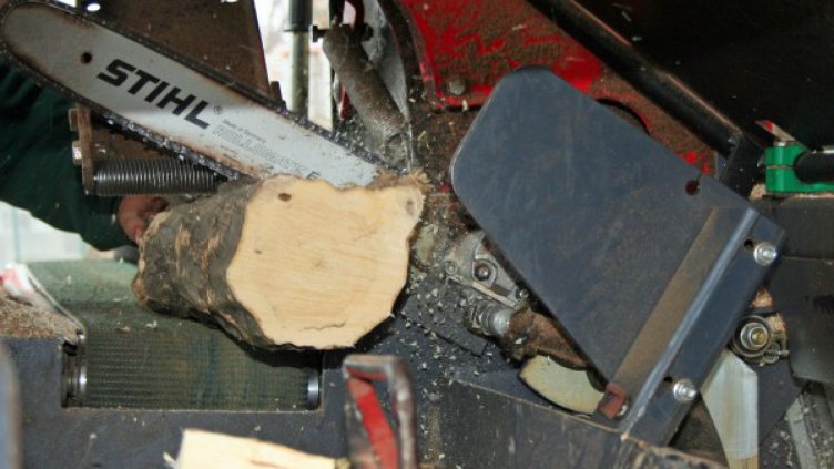 Пиян чичо нападна племенницата си с моторен трион