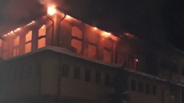 Пожар в хотел край Троян. Около 50 души са евакуирани  
