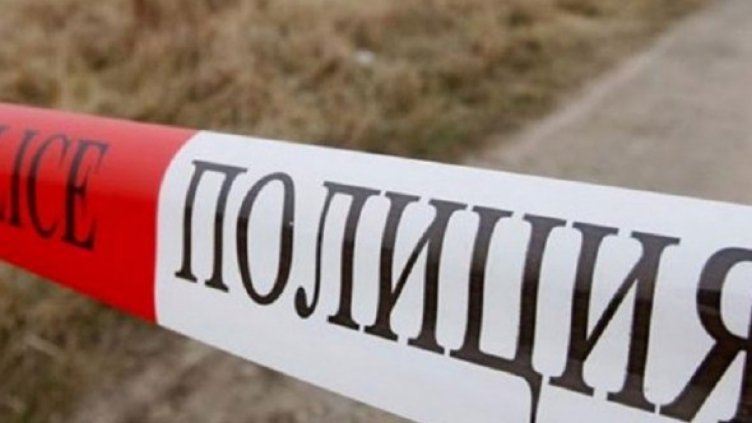 Мъж заплашва да скочи от болницата в Бургас