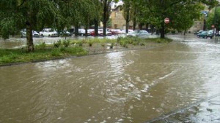 Наводнени улици и паднали дървета след пороя в София  