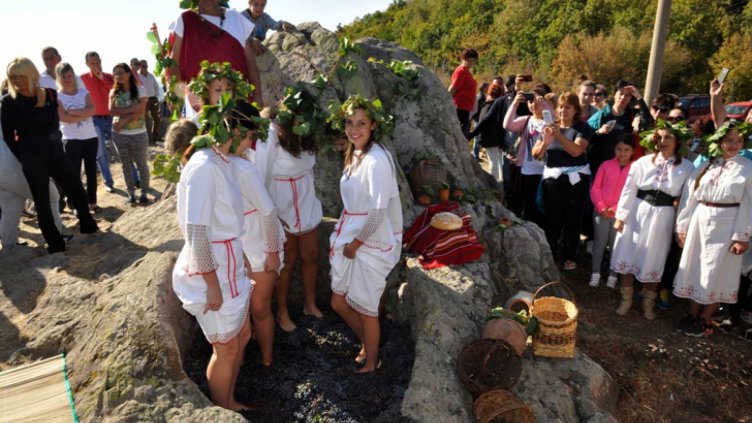 Босоноги девойки пресъздадоха древния ритуал по мачкане на грозде