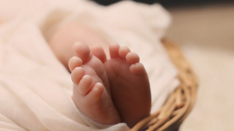 Състоянието на бебето на починалата родилка в Сливен се подобрява