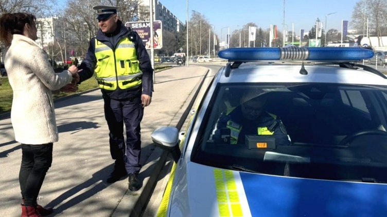 Варненските полицаи подаряваха цветя на дамите зад волана за празника