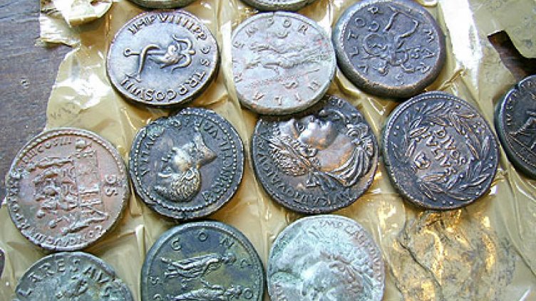 Досъдебно производство срещу жена за държане на 17 антични монети