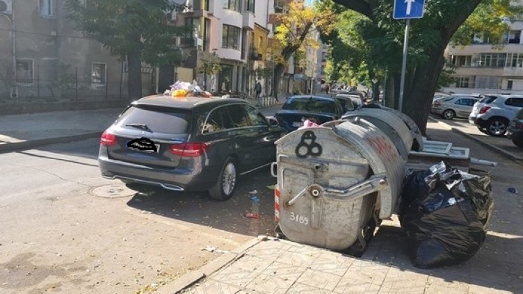 Ауди спря до казани за смет и го засипаха с боклук