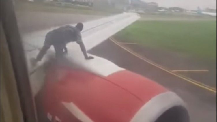 Мъж се покатери върху самолет в движение