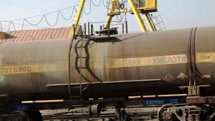 Цистерна с близо 70 хил. литра дизел се обърна на релсите във Варна