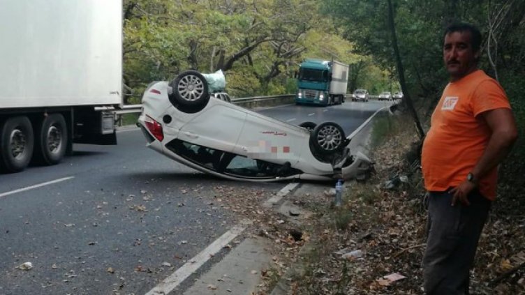 Камъни обърнаха кола на пътя в Кресненското дефиле