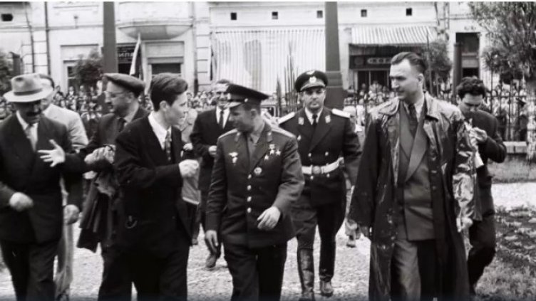 Ученици поднасят цветя на паметника на Гагарин във Варна