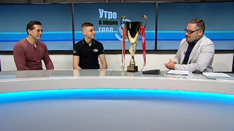 Краси Димов, Пламен Колев и водещият Иван Барбов (от ляво надясно).