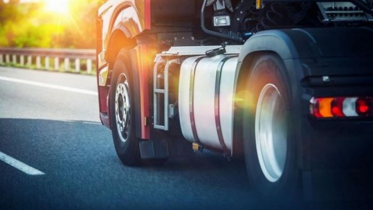 Трик с колана: Как тираджийка защитава камиона си от нагли крадци ВИДЕО