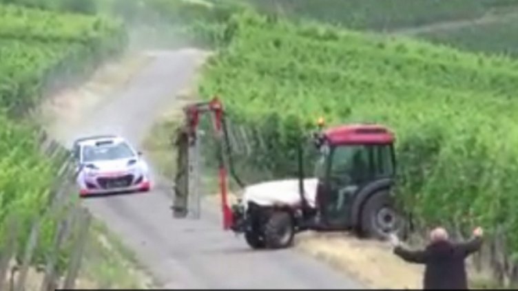 Рали автомобил едва не се блъсна в ... трактор