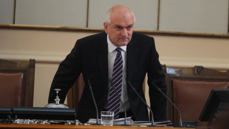 Парламентът няма да заседава на първия учебен ден