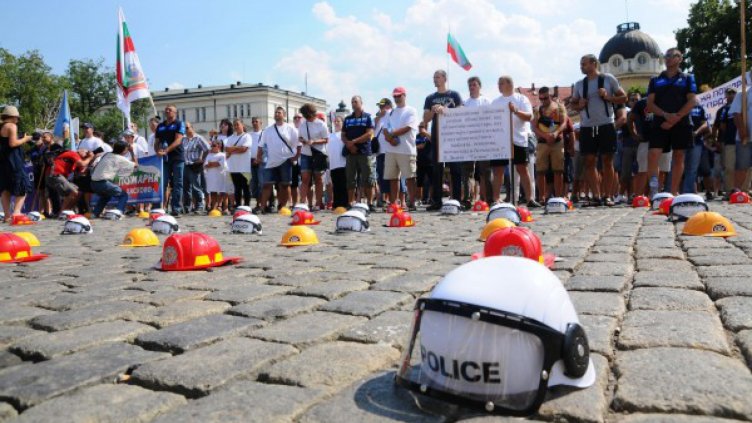 Обещанията на властта не спряха полицаите: Протестите остават