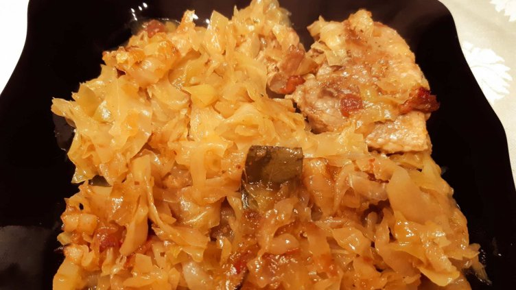 Рецепта на деня: Невероятно вкусно свинско със зеле и сушени домати